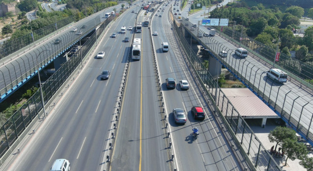 Metrobüs Yolu Yenileniyor