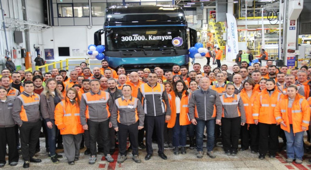 Ford Trucks 300 Bininci Kamyonunu Hattan İndirdi