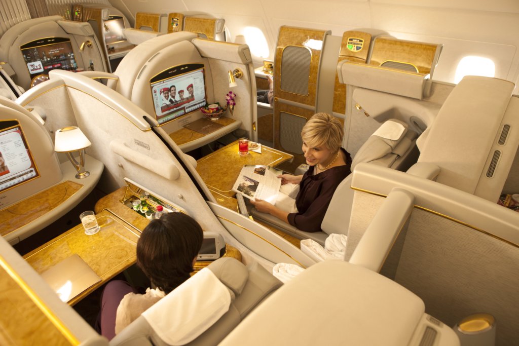 Билеты в москву бизнес класс. Первый класс Emirates Airlines a380. Emirates Airlines Business а380. Emirates Airlines a380 эконом класс. Airbus a380 first class Emirates.