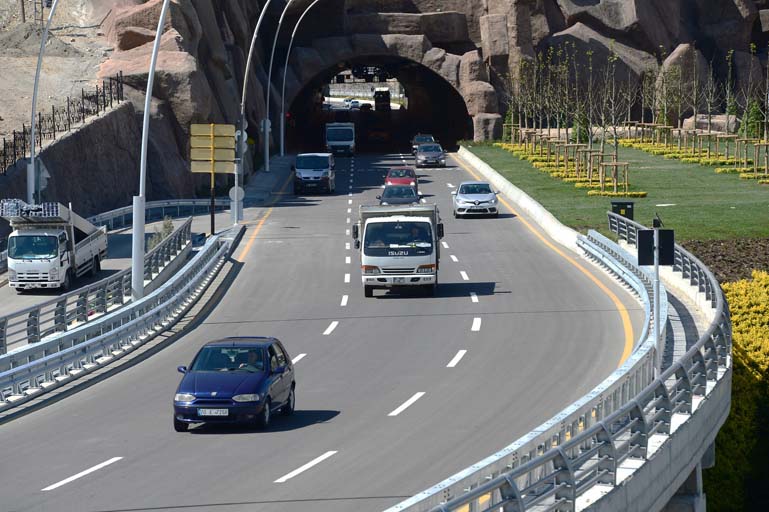 Türkiyenin İlk Alttan Isıtmalı Yolu Trafiğe Açıldı