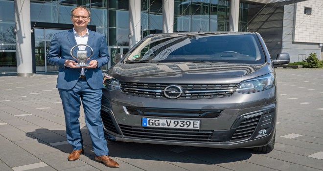 “2021 Yılın Uluslararası Vanı” Seçilen Yeni Opel Vivaro-e’nin Ödülü Opel CEO’su Michael Lohscheller’e Takdim Edildi