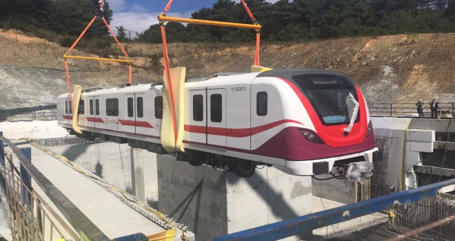 Gayrettepe İstanbul Havalimanı Metrosu'nda İlk Tren Raylara İndi