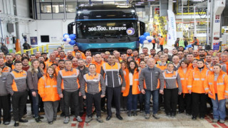 Ford Trucks 300 Bininci Kamyonunu Hattan İndirdi