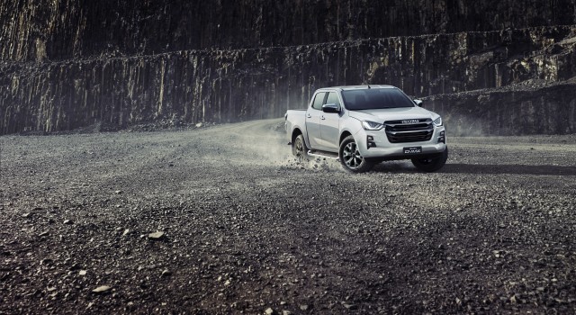 isuzu-d-max-yenilenen-on-yuzu-ile-pazarda-daha-guclu-ve-iddiali-1682591057