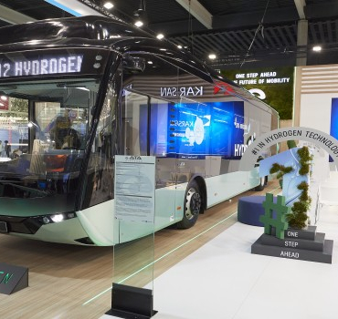karsan-barselonada-duzenlenen-uitp-kuresel-toplu-tasima-zirvesine-cikarma-yapti-1686043104