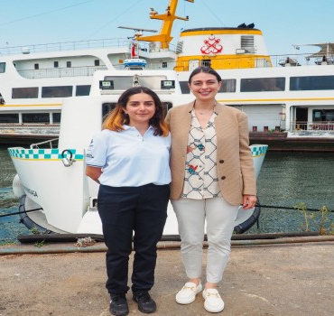 sehir-hatlari-tarihinin-ilk-kadin-kaptani-deniz-taksinin-dumeninde-1688454995