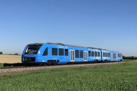 suudi-demiryolu-sirketi-sar-ve-alstom-dunyanin-ilk-hidrojenle-calisan-yolcu-trenini-suudi-arabistanda-sergiliyor-1697025510