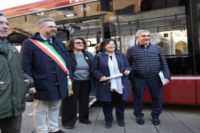 karsan-bolognada-hizmet-verecek-18-metrelik-e-ata-otobuslerinin-tpere-teslimati-basladi-1700123520