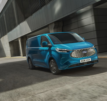 ford-otosanin-yenikoy-fabrikasinda-urettigi-e-transit-custom-avrupa-yollarina-cikti-1728289031