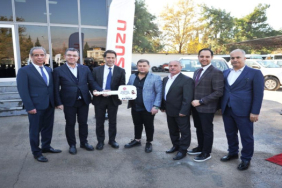 anadolu-isuzu-mehteroglu-turizme-yeni-d-max-4x4-v-life-modeline-teslim-etti-1733306636