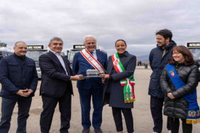 karsan-italya-yollarindaki-250nci-elektrikli-aracini-teslim-etti-1736418029