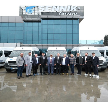 mercedes-benz-sennik-turizmin-filosunu-202-adetlik-arac-teslimati-ile-guclendirdi-1738934699