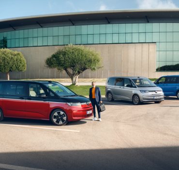 volkswagen-ticari-aracin-ehybrid-modeli-multivan-yenilenen-ozellikleriyle-satisa-sunuldu-1741596225