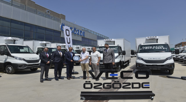 iveco-yetkili-saticisi-ozgozde-ankaradan-zirve-gidaya-onemli-teslimat-70-adet-daily-kamyonet-ile-2025-yilinin-en-buyuk-teslimati-1751010516