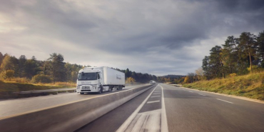600-km-menzil-renault-trucks-elektrikli-uzun-yol-cekicilerini-tanitti-1764229086
