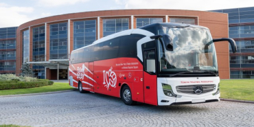 mercedes-benz-turk-a-milli-voleybol-takimlarinin-resmi-ulasim-sponsoru-olmaya-devam-ediyor-1762932471