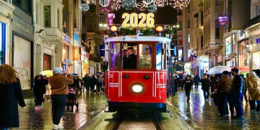 istiklal-caddesinde-yeni-yil-atmosferi-nostaljik-tramvay-yilbasina-ozel-tasarlandi-1766997138