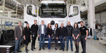 mercedes-benz-turk-aksaray-kamyon-fabrikasinda-400-bininci-kamyonunu-uretti-1764940151