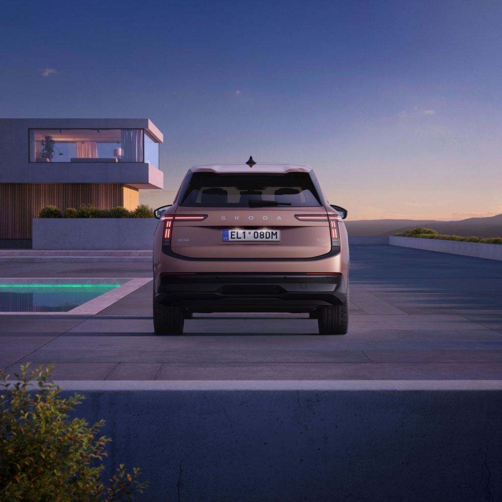 Škoda, yeni amiral gemisi,tamamen elektrikli Peaq modelini tanıttı. Markanın bugüne kadarki en büyük ve en gelişmiş elektrikli SUV modeli olan Peaq, yedi kişilik oturma kapasitesi, 640 kilometrenin üzerindeki menzili ve ileri teknolojileriyle dikkat çekiyor.

 

Yeni nesil MEB+ platformu üzerine geliştirilen Peaq, Epiq modeliyle birlikte Škoda’nın elektrikli ürün gamını genişletirken, markanın elektrikli mobilite stratejisinde yeni bir dönemi temsil ediyor. 4.87 metrelik uzunluğu ve yaklaşık 3 metreye ulaşan aks aralığıyla Peaq, Škoda’nın bugüne kadarki en büyük SUV modeli olarak öne çıkıyor.

 

Elektrikli ürün gamının yeni zirvesi

Tamamen elektrikli olarak geliştirilen Peaq, geniş yaşam alanı, yüksek konfor seviyesi ve uzun menziliyle markanın yeni amiral gemisi konumunda yer alıyor. 

 

Škoda, Peaq modelini iki farklı batarya seçeneğiyle yollarla buluşturacak. 63 kWh ve 91 kWh kapasiteli bataryalar arasından tercih yapılabilecek modelde, 91 kWh kapasitesindeki batarya şimdiye kadar Škoda elektrikli araçlarında kullanılan en büyük batarya olma özelliğini taşıyor. Versiyona göre 640 kilometrenin üzerinde menzil sunan Peaq, yeni nesil ısı pompası teknolojisiyle verimliliği artırıyor. Tek pedal sürüş özelliği ve çift yönlü şarj teknolojisi ise günlük kullanımda daha fazla pratiklik sağlıyor. 63 kWh batarya seçeneği yüzde 10’dan yüzde 80 doluluk seviyesine yalnızca 27 dakikada ulaşabilirken, 91 kWh kapasiteli büyük batarya aynı şarj seviyesine 28 dakikada erişebiliyor.

 

Arkadan itişli ve dört tekerlekten çekişli versiyonlarla sunulacak modelde üç farklı güç seçeneği tercih edilebilecek. Giriş seviyesindeki Peaq 60, 150 kW güç ve 350 Nm tork üreten arkadan itişli elektrik motoruna sahip. Peaq 90 versiyonu 210 kW güç ve 545 Nm tork üretiyor. Dört tekerlekten çekişli Peaq 90x ise 220 kW güç üreterek 100 km/s hıza 6.7 saniyede ulaşıyor. 

 

Modern Solid tasarım anlayışının yeni temsilcisi

Škoda, yeni elektrikli amiral gemisi Peaq ile markanın tasarım anlayışında da yeni bir dönemi temsil ediyor. Modern Solid tasarım dilini en kapsamlı şekilde yansıtan model, yalın çizgileri ve güçlü duruşuyla dikkat çekiyor. Peaq’in tasarımı, Vision 7S konseptinden ilham alan Modern Solid tasarım anlayışı üzerine şekillendirildi. 

 

Ön bölümde ince T şeklindeki farlar ve parlak siyah Tech-Deck ön yüz tasarımı yer alırken, yeni ışık imzası modelin güçlü görünümünü tamamlıyor. Yüksek omuz çizgisi ve geniş D sütunları, aracın güçlü duruşunu vurguluyor. Arka bölümde de ön tasarımla uyumlu T şeklindeki aydınlatmalar, tasarım bütünlüğü yansıtıyor.

 

Peaq, aynı zamanda Škoda’nın gövdeyle bütünleşik gizli kapı kollarına sahip ilk modeli olarak öne çıkıyor. Araç hareket halindeyken veya kilitliyken kapı kolları tamamen gövde içerisine gizleniyor. Sürücü araca yaklaştığında ise elektrikli olarak dışarı çıkıyor. Bu çözüm yalnızca modern bir görünüm sunmakla kalmıyor, aynı zamanda aerodinamik verimliliğe de katkı sağlıyor.

 

Yeni Peaq, Dynamic Shade Control teknolojisine sahip panoramik cam tavanla donatılan ilk Škoda modeli olarak öne çıkıyor. 2.1 metrekarenin üzerindeki cam yüzeyiyle bu sistem, markanın şimdiye kadar kullandığı en büyük panoramik tavan olma özelliğini taşıyor. 

 

Peaq’in ön camında markanın köklü geçmişine gönderme yapan özel bir detay da yer alıyor. Yolcu tarafında konumlandırılan üç bisiklet figürü, Škoda’nın ilk ürünü olan Slavia bisikletine ve markanın bisiklet dünyasıyla devam eden güçlü bağlarına atıfta bulunuyor.

 

Lounge atmosferine sahip geniş kabin

Škoda’nın yeni elektrikli amiral gemisi Peaq, boyutlarının yanı sıra sunduğu yaşam alanı ve konfor özellikleriyle de markanın yeni referans noktası olmaya hazırlanıyor. Yedi kişilik oturma kapasitesine sahip model, geniş iç mekanı ve sınıfının üzerinde bagaj hacmiyle yolculukları daha konforlu hale getiriyor

 

Yaklaşık 3 metreye ulaşan aks mesafesi sayesinde Peaq, Škoda tarihinin en geniş yaşam alanlarından birini sunuyor. Model, ikinci ve üçüncü sıra koltuklarda oturan yolcular için de ferah bir oturma alanı sağlarken, yedi koltuklu kullanımda dahi günlük ihtiyaçlara cevap verecek bagaj kapasitesini koruyor.

 

Peaq, beş koltuklu kullanım düzeninde 935 litrelik bagaj hacmi sunarak bugüne kadar üretilen en büyük bagaj kapasitesine sahip Škoda modeli olarak öne çıkıyor. Yedi koltuklu kullanımda ise 299 litrelik bagaj alanı sunan model, 37 litrelik ön bagaj alanıyla da pratikliği artırıyor. 

 

Peaq ile birlikte ilk kez sunulan Relax Paketi, modeli tekerlekler üzerinde bir lounge deneyimine dönüştürüyor. Paket kapsamında AGR sertifikalı ergonomik ön koltuklar, havalandırma ve masaj fonksiyonları, elektrikli ayarlanabilir bacak destekleri ve özel başlık yastıkları yer alıyor. Merkezi konsola entegre edilen katlanabilir masa da yolculuk sırasında kullanım kolaylığı sağlıyor. Relax Paketi ayrıca Peaq için özel olarak geliştirilen Sonos premium ses sistemini de içeriyor. Toplam 16 hoparlör ve 755 Watt çıkış gücüne sahip sistem, kabin içerisinde üst düzey bir ses deneyimi sunuyor.

 

Peaq’in yeni wellbeing uygulaması, yolculuk sırasında farklı ihtiyaçlara yönelik özel modlar sunuyor. Rahatlama, esneme ve enerji artırma gibi farklı seçeneklere sahip uygulama, klima sistemi, ambiyans aydınlatması ve koltuk masaj fonksiyonlarını otomatik olarak ayarlayarak istenilen atmosferi oluşturuyor.

 

Peaq, markanın Simply Clever yaklaşımını yeni çözümlerle geliştirmeye devam ediyor. Ön bagaj, entegre su püskürtme sistemine sahip silecekler, şarj kablosu temizleyicisi, tablet tutucu, ön yolcu kapısına yerleştirilen şemsiye ve katlanabilir masa gibi detaylar günlük kullanımda pratikliği artırıyor.

 

 

Škoda’da bir ilk: Dikey bilgi-eğlence ekranı

Škoda’nın yeni elektrikli amiral gemisi Peaq, gelişmiş dijital teknolojileri ve premium ses deneyimiyle markanın şimdiye kadarki en gelişmiş modellerinden biri olarak dikkat çekiyor. İlk kez dikey yerleştirilmiş bilgi-eğlence ekranına sahip olan model, Android tabanlı yeni nesil bilgi-eğlence sistemi, kullanıcı deneyimini yeni bir seviyeye taşıyor.

 

13.6 inç boyutundaki dikey bilgi-eğlence ekranı, yenilenen kullanıcı arayüzü ve sadeleştirilmiş menü yapısıyla daha hızlı ve kolay kullanım sunuyor. 

 

Peaq güvenlikte de zirvede

Yeni Škoda Peaq, markanın şimdiye kadarki en kapsamlı aktif ve pasif güvenlik teknolojilerini bir araya getiriyor. Standart olarak sunulan Ön Bölge Frenleme Asistanı, Ön Çapraz Trafik Asistanı, Şerit Değiştirme Asistanı ve Trafik İşareti Tanıma Sistemi araçları, motosikletleri, bisikletlileri ve diğer yol kullanıcılarını algılayarak sürüş güvenliğini artırıyor. Peaq ayrıca arka yan hava yastıkları ve orta hava yastığı dahil toplam 10 hava yastığıyla yüksek seviyede koruma sunuyor.

 

Travel Assist 3.0 ise Škoda’nın bugüne kadarki en gelişmiş sürüş destek sistemi olarak öne çıkıyor. Trafik sıkışıklığı asistanı, acil durum desteği ve trafik ışıklarını algılayabilen gelişmiş fonksiyonları bir araya getiriyor. Yeni Kamp Modu özelliği, araç içinde konaklayan kullanıcılar için gece boyunca ideal sıcaklık ve sürekli temiz hava sağlayarak kullanım konforunu artırıyor. 