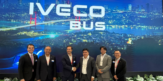 ASAKA-EFVI ile ortaklığını büyüten IVECO BUS, dizel ve elektrikli DAILY minibüsleriyle ülkenin modern toplu taşıma vizyonuna yön veriyor.  IVECO BUS, ASAKA-EFVI Truck And Bus JV LLC ile ilk anlaşmalarını imzalamasından birkaç ay sonra, dizel ve elektrikli versiyonlarda 1.100 adet DAILY minibüs için yeni bir çerçeve anlaşmaya imza atarak Özbekistan’da yeni bir adım attı. Ve ülkenin daha sürdürülebilir bir mobiliteye geçişini destekleme hedefini teyit ediyor