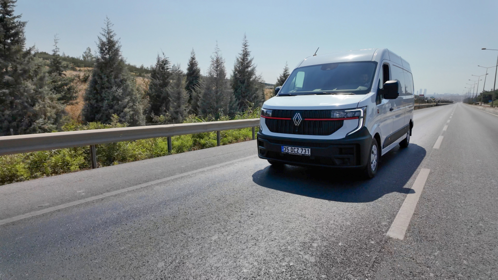 Ege Bölgesi'nin ilk Renault Trucks Master Red EDITION'ı ÖKN Lojistik filosuna katıldı