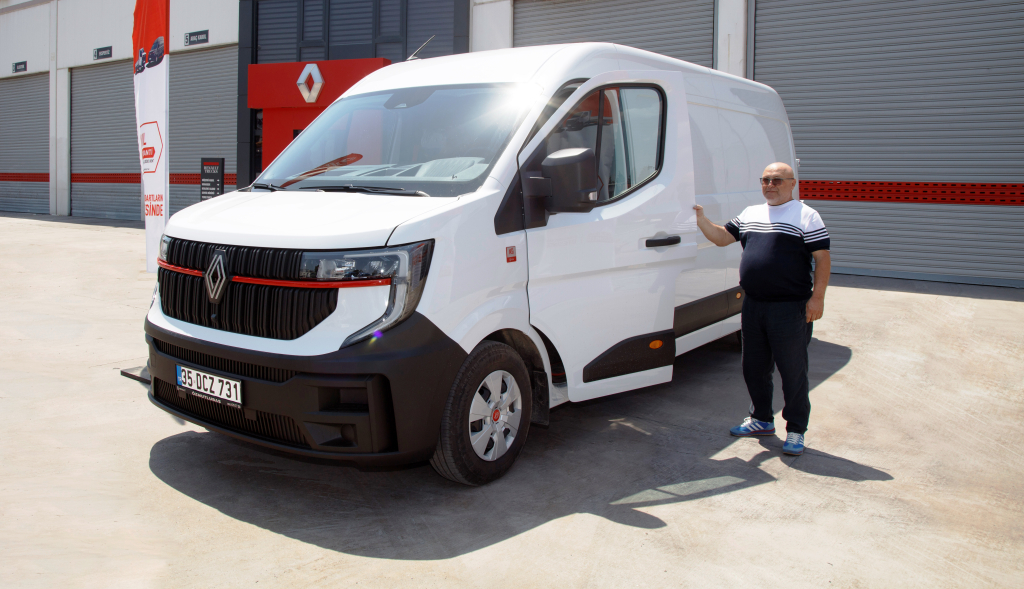 Ege Bölgesi'nin ilk Renault Trucks Master Red EDITION'ı ÖKN Lojistik filosuna katıldı